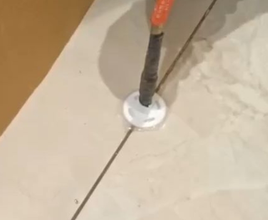 天心瓷砖空鼓维修公司专业解答瓷砖在铺贴过程中，如果没有涂抹均匀到位的粘结材料（如水泥砂浆或瓷砖胶），可能会导致以下问题